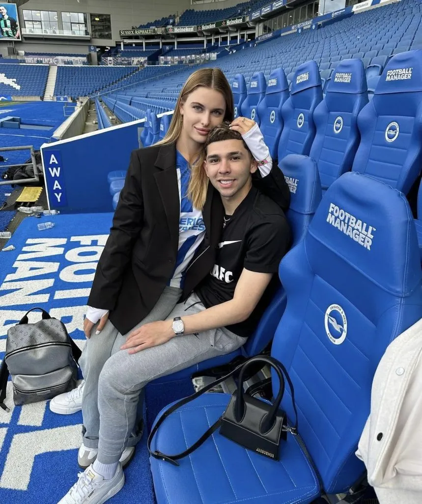 Julio Enciso junto a su pareja