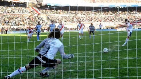 El descenso de River en 2011 Image number 08086735 date 26 06 2011 Copyright imago Latin Photo River Plate Buenos Aires vs Belgrano Cordoba Expulsion Return match Hugo Pavone River Plate verschießt a Penalty against Juan Olave Belgrano Cordoba Football men ARG Primera Division Relegation Playoff Buenos Aires x2x xsk 2011 horizontal o0 Hintertor Hintertorkamera Hintertorperspektive