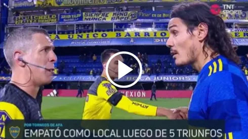 Cavani le hizo un fuerte reclamo al árbitro.