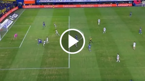 La anularon el gol a Cavani.