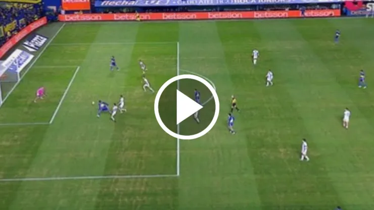 La anularon el gol a Cavani.
