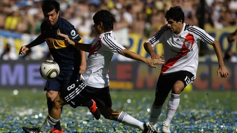 Medel jugando ante River en La Boca. Foto: Imago