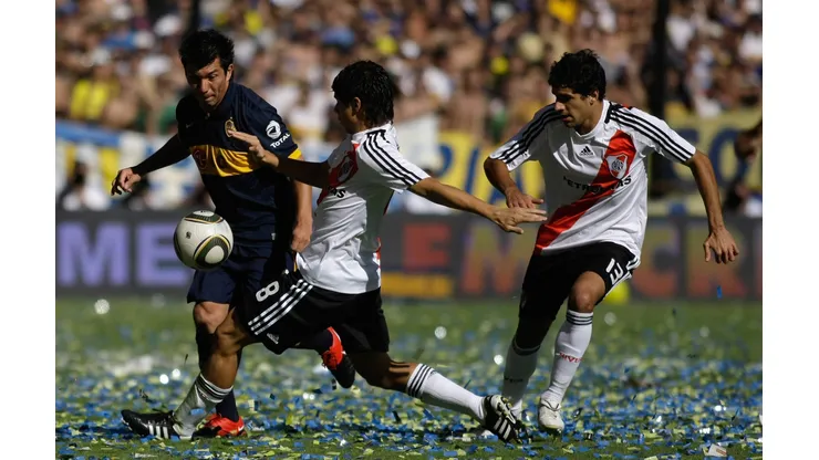 Medel jugando ante River en La Boca. Foto: Imago