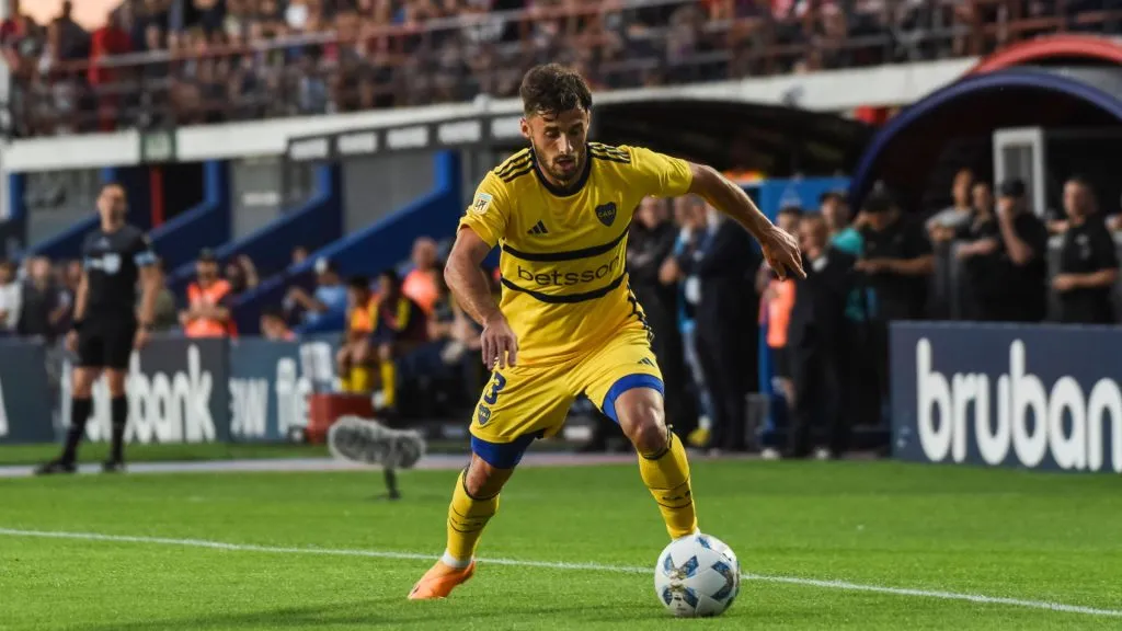 Martínez probó a Saracchi de lateral derecho. (Imago)