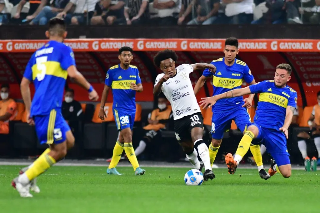 Gabriel Aranda, marcando a Willian. (IMAGO)