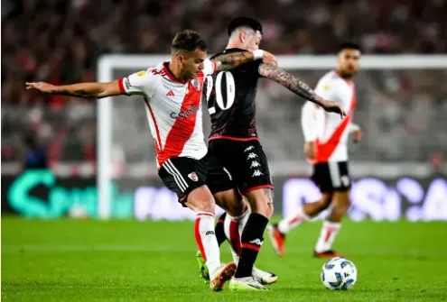 Echeverría, en un duelo frente a River en el Monumental. (Getty)