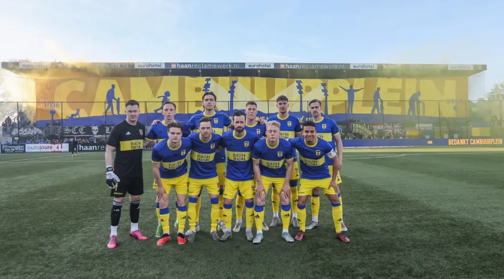 El equipo holandés con su nuevo camiseta. (Captura)