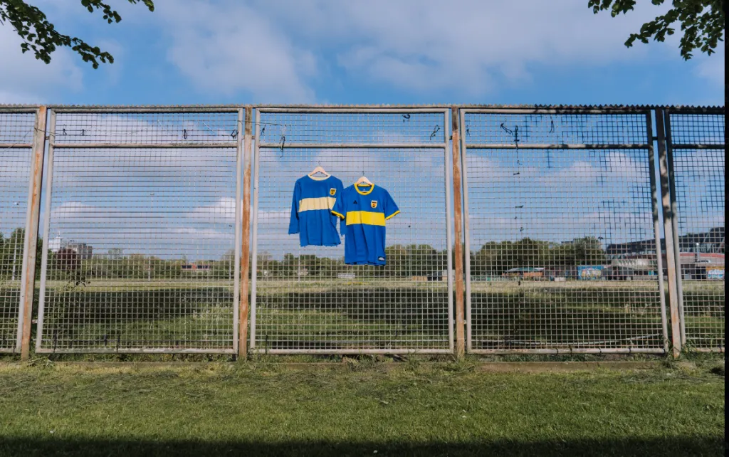 La camiseta parecida a Boca que es en referencia a los comienzos de dicho club. (Captura)