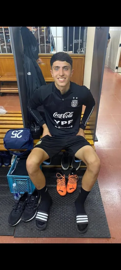 Mendia con la ropa de la Selección.