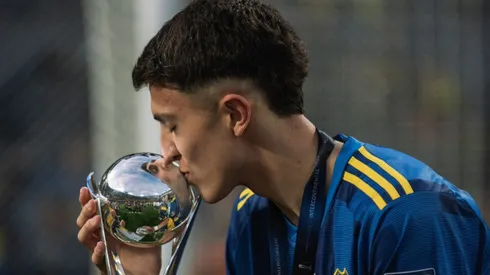 Mateo Mendía besa la Intercontinental Sub 20.