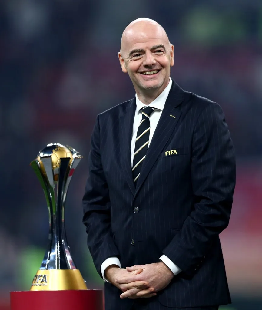 El presidente de la FIFA junto al trofeo del Mundial de Clubes. (Getty)