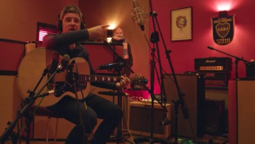 Un banderín de Boca, presente en el estudio de Noel Gallagher. (@eycteann)
