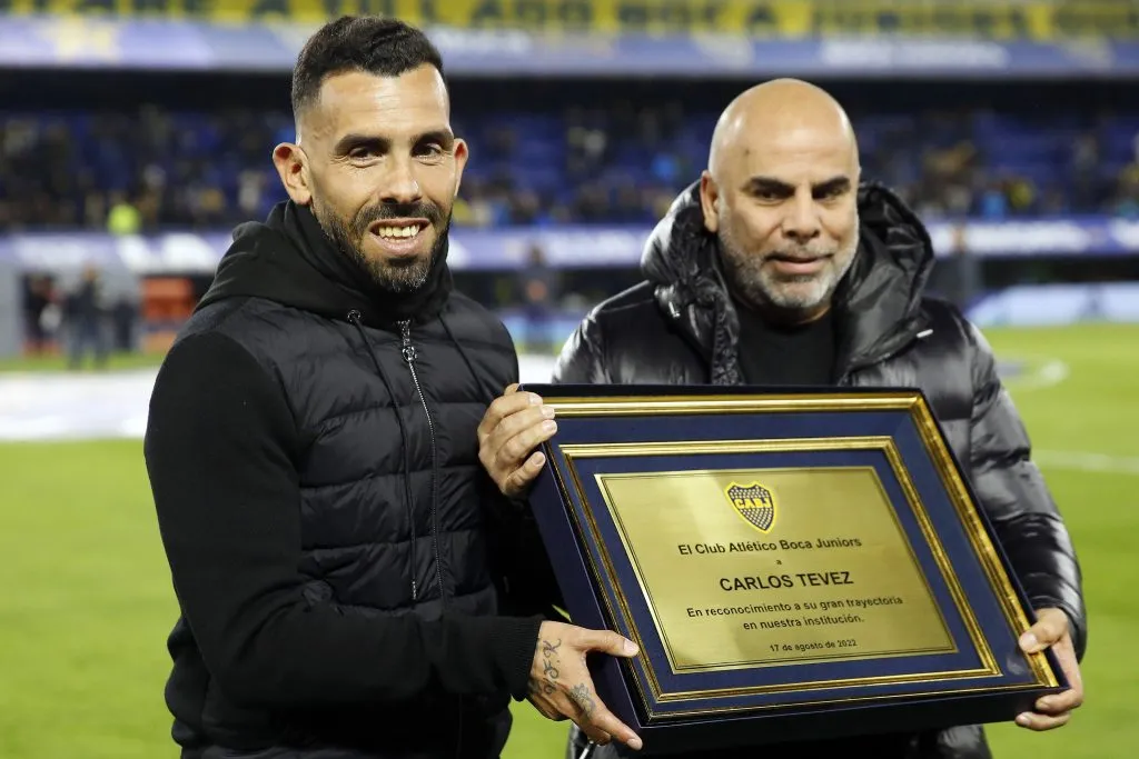 Chicho Serna junto a Tevez. (Getty)