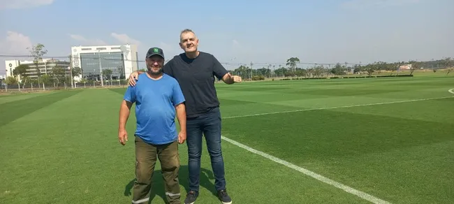 Gonzalo Insaurralde (izquierda), encargado de mejorar el estado del campo de juego de la Nueva Olla