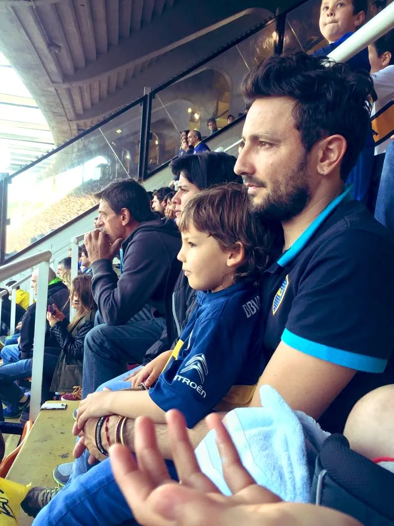 Emiliano junto a Santino, su hijo, en La Bombonera.