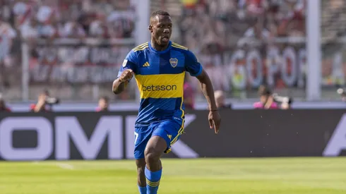 Advíncula renovó su contrato en Boca.