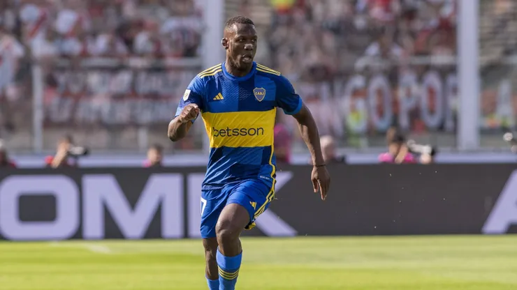 Advíncula renovó su contrato en Boca.