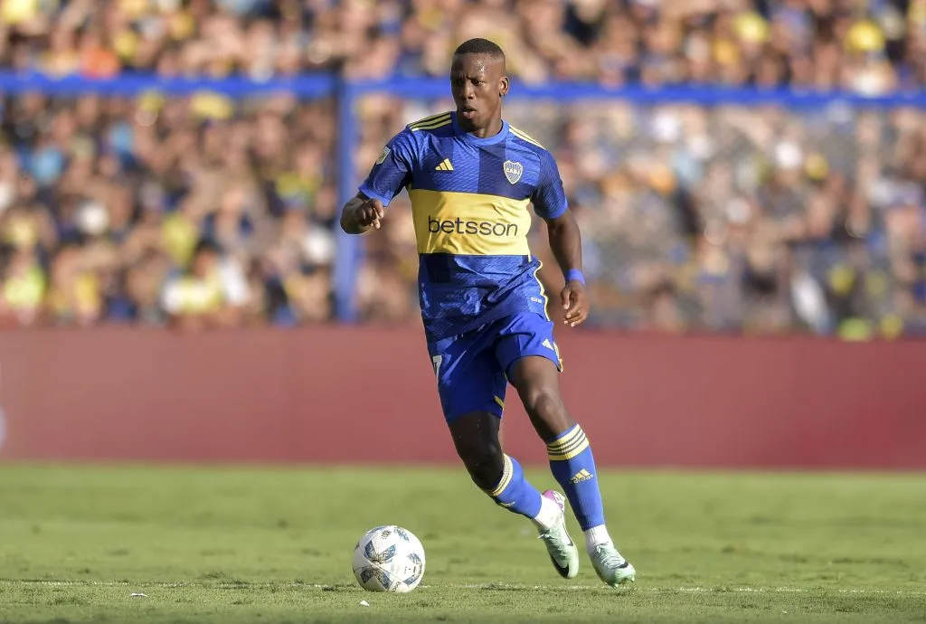 Figura y pieza clave de la defensa de Boca: Advíncula en acción. Foto: Imago