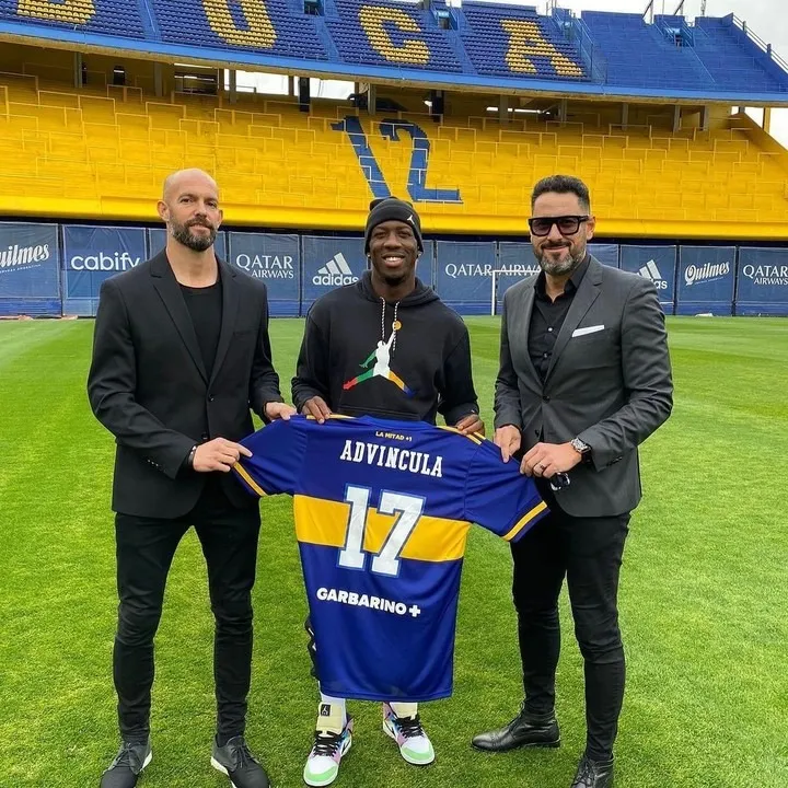 Advíncula, luego de firmar su primer contrato con Boca.