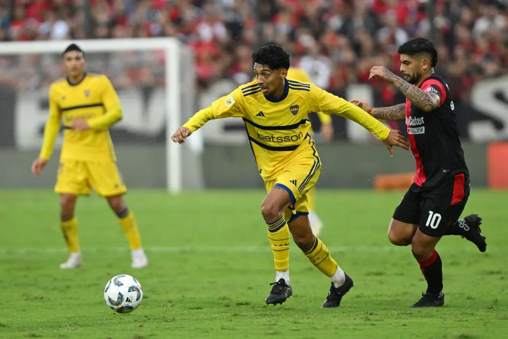 Cristian Medina transporta, Ezequiel Fernández mira. (Getty)