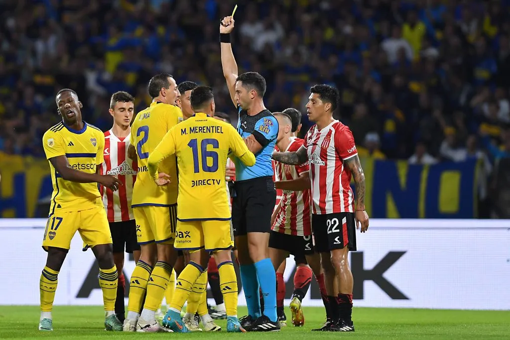 La amonestación de Lema ante Estudiantes. (Getty)