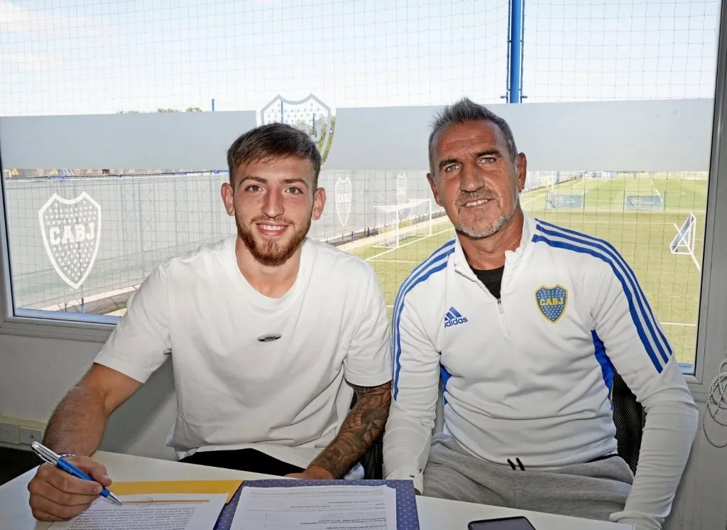 Nacho Rodríguez firmando su renovación de contrato con Boca (Boca Oficial)