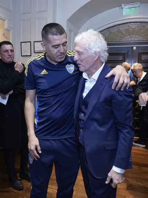 Riquelme y Pékerman, juntos en el partido homenaje del ídolo Xeneize. Foto: Imago