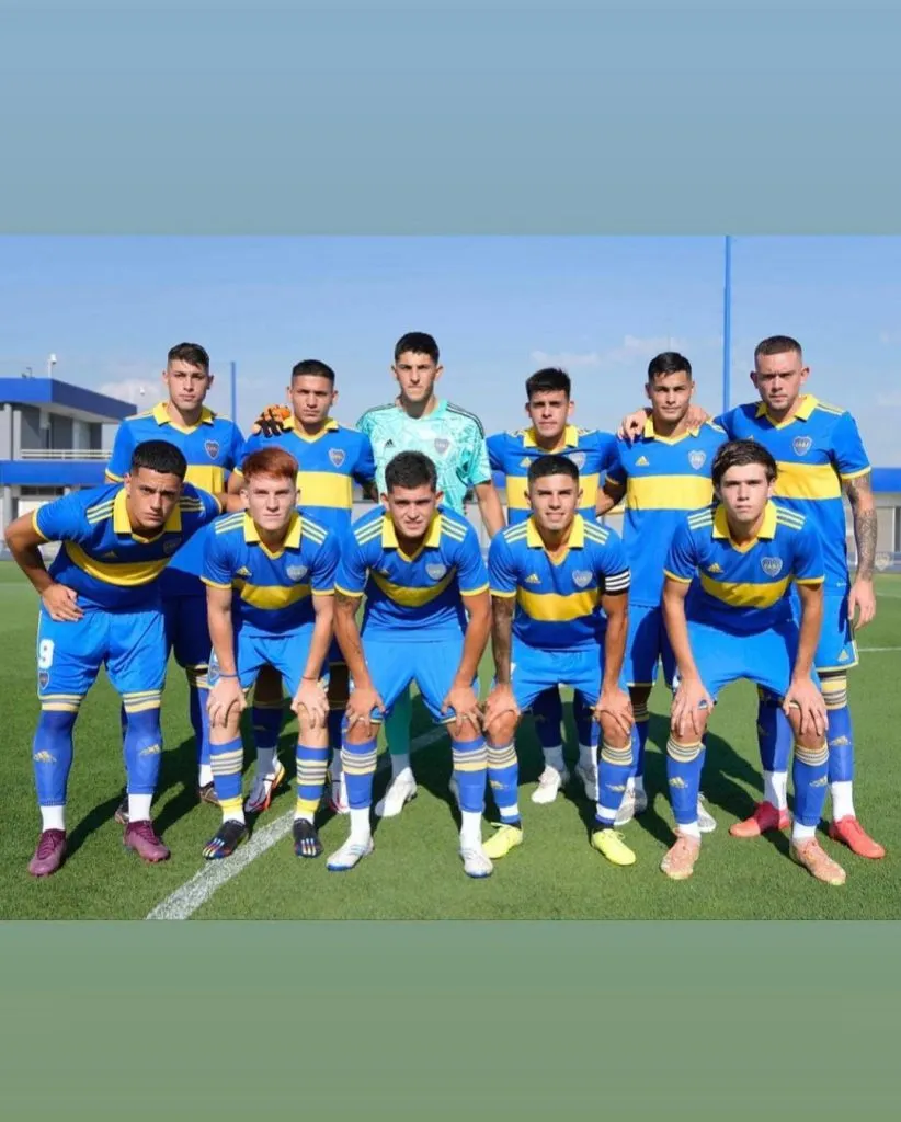 Julián Carrasco (en el medio debajo de Brey) en la Reserva de Boca Juniors. Otros jugadores: Morales, Barco, Benítez y Aranda.