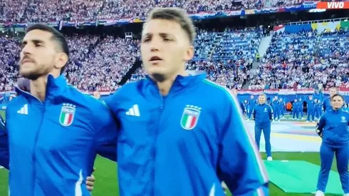 Mateo Retegui cantando en himno de Italia