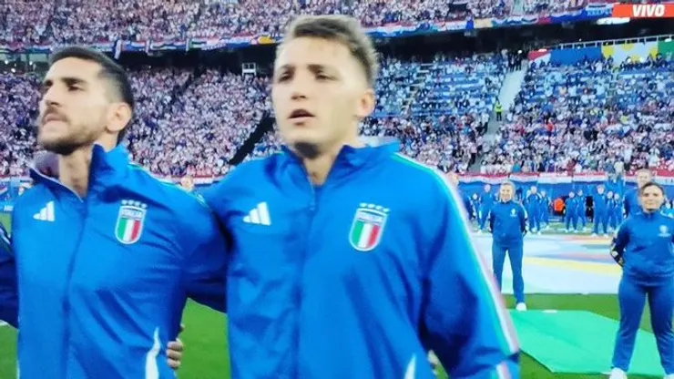 Mateo Retegui cantando en himno de Italia