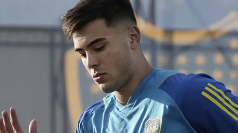 Aaron Anselmino se recupera en Ezeiza.