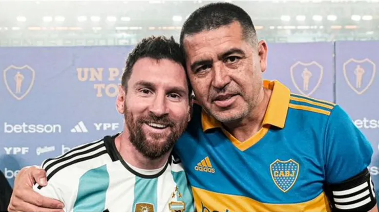 Román y Messi, abrazados en La Bombonera. Foto: Prensa CABJ