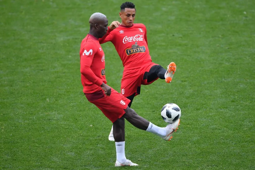 Luis Advíncula junto a  Yoshimar Yotún en Perú (Getty Images)