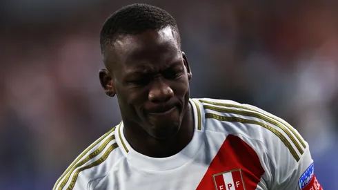 Advíncula salió en el primer tiempo en el duelo de Perú.