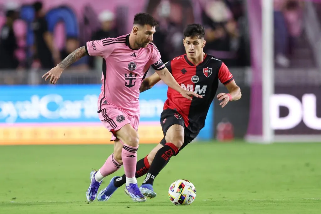 Aguirre, enfrentando a Lionel Messi. (Getty)