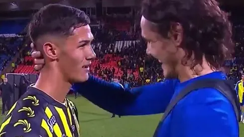 Edinson Cavani cambiando su camiseta con el jugador de Almirante Brown