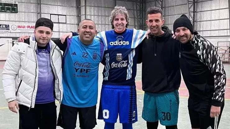 César La Palgia (a la izquierda) junto a ex compañeros y amigos del Parque