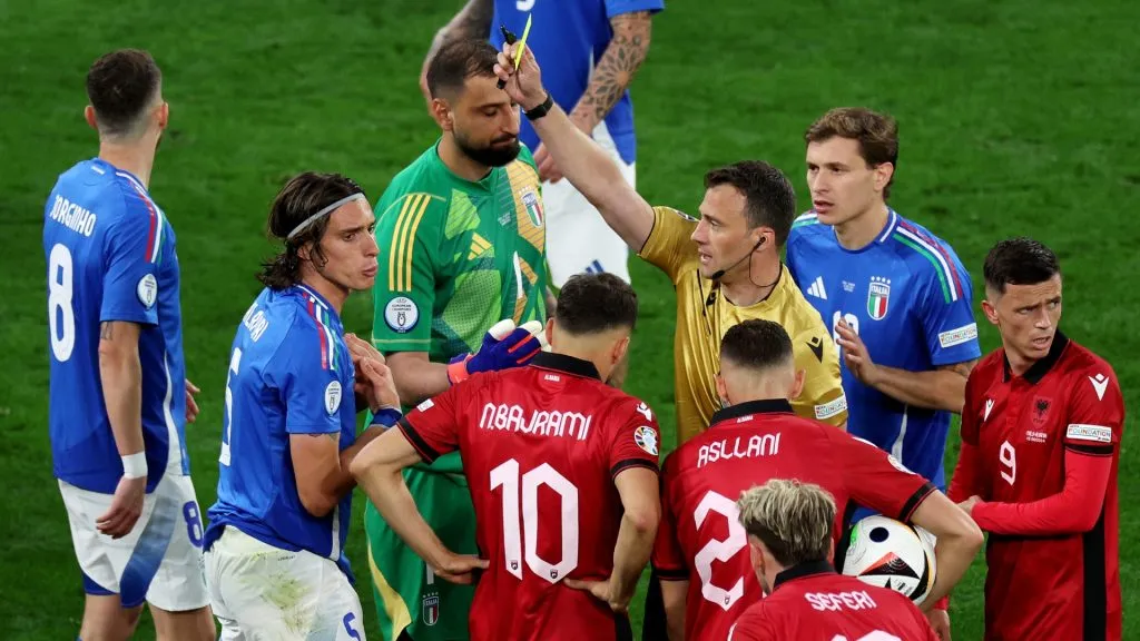 La nueva regla busca evitar tumultos que retrasen los partidos. (Getty)