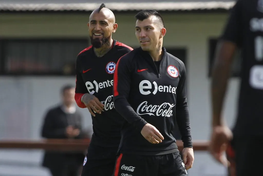 Medel junto a Arturo Vidal. (Imago)