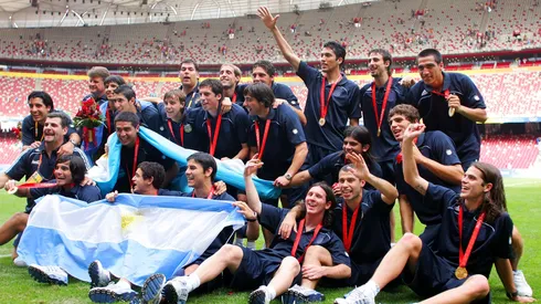 El plantel argentino festeja la medalla dorada conseguida en 2008.