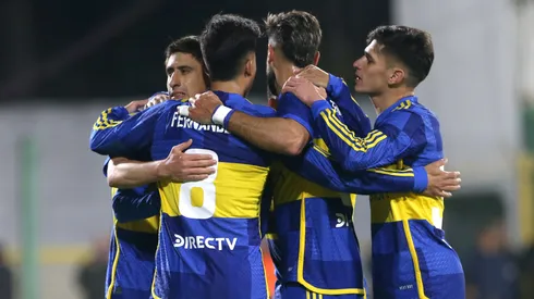 Los jugadores de Boca se abrazan en Varela. Foto: Getty