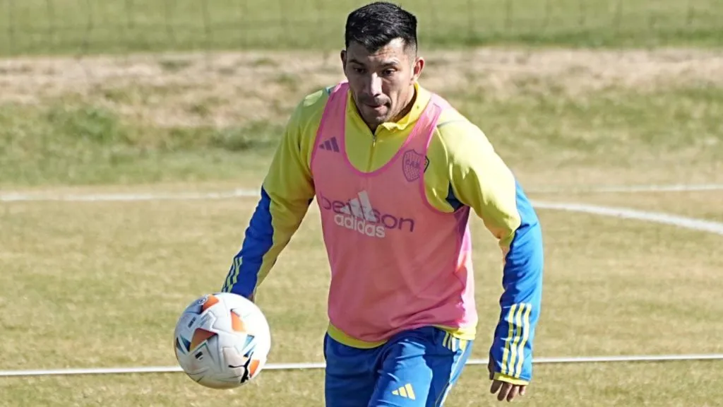 Gary Medel apareció en el mediocampo en el equipo de Martínez. (Boca Juniors)