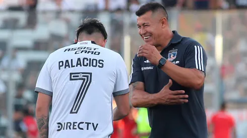 Jorge Almirón dirige a Carlos Palacios en Colo Colo.