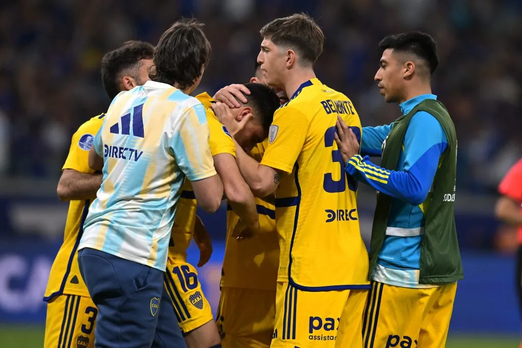 Jugadores y DT abrazan a Merentiel tras la eliminación en Belo Horizonte. Foto: Getty.