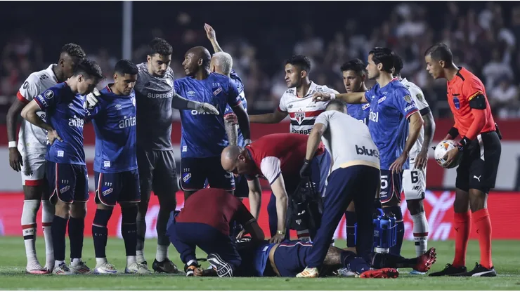 Un triste momento: Izquierdo, desplomado en el campo del Morumbí. Foto: Getty