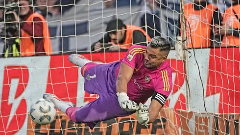 Romero vuela y ataja el disparo de Villa. Foto: Getty