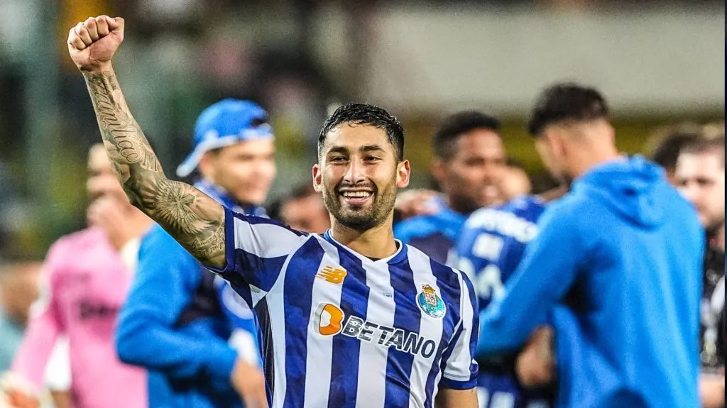 El mediocampista reveló que Tevez le aconsejó y le marcó el camino de su carrrera. (IMAGO)