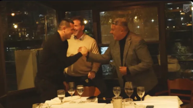 Riquelme se reunió con dirigentes del fútbol argentino y el mandamás de la CONMEBOL.