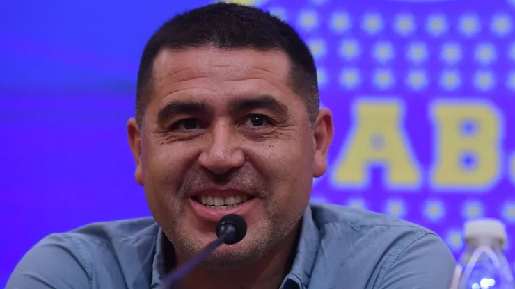 Juan Román Riquelme va por Alan Velasco.