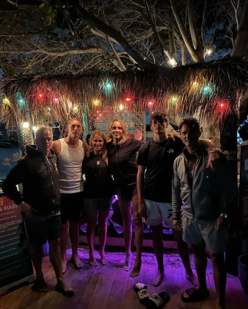Guillermo Barros Schelotto con su familia en un pub de los Estados Unidos.